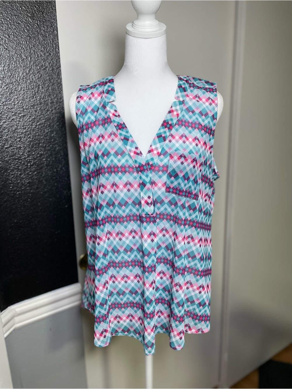 Eden & Olivia Teal and Pink Sleeveless V-Neck Geometric Camisole